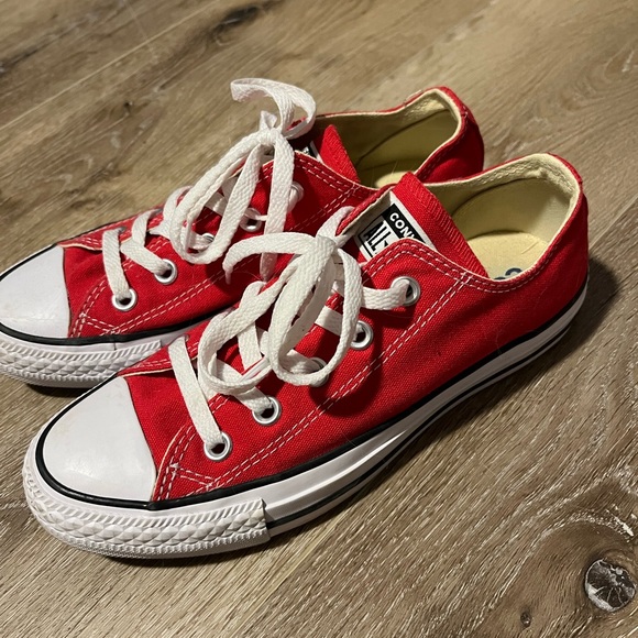 Red converse - Picture 3 of 3